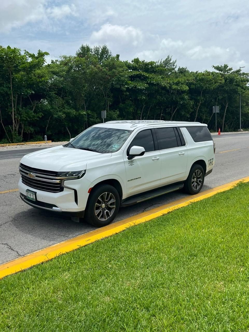 Chevrolet Suburban blanca para traslados privados en Cancún