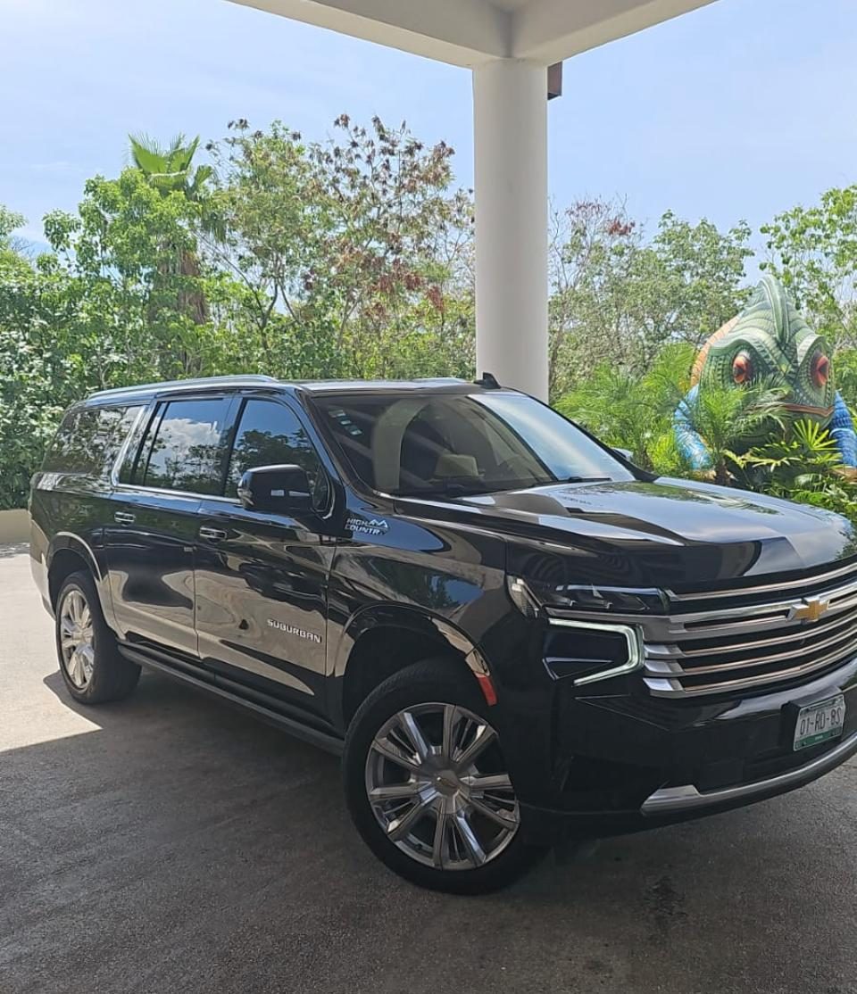 Chevrolet Suburban negra de Comfort & Safety Transport para servicios ejecutivos por día o por hora