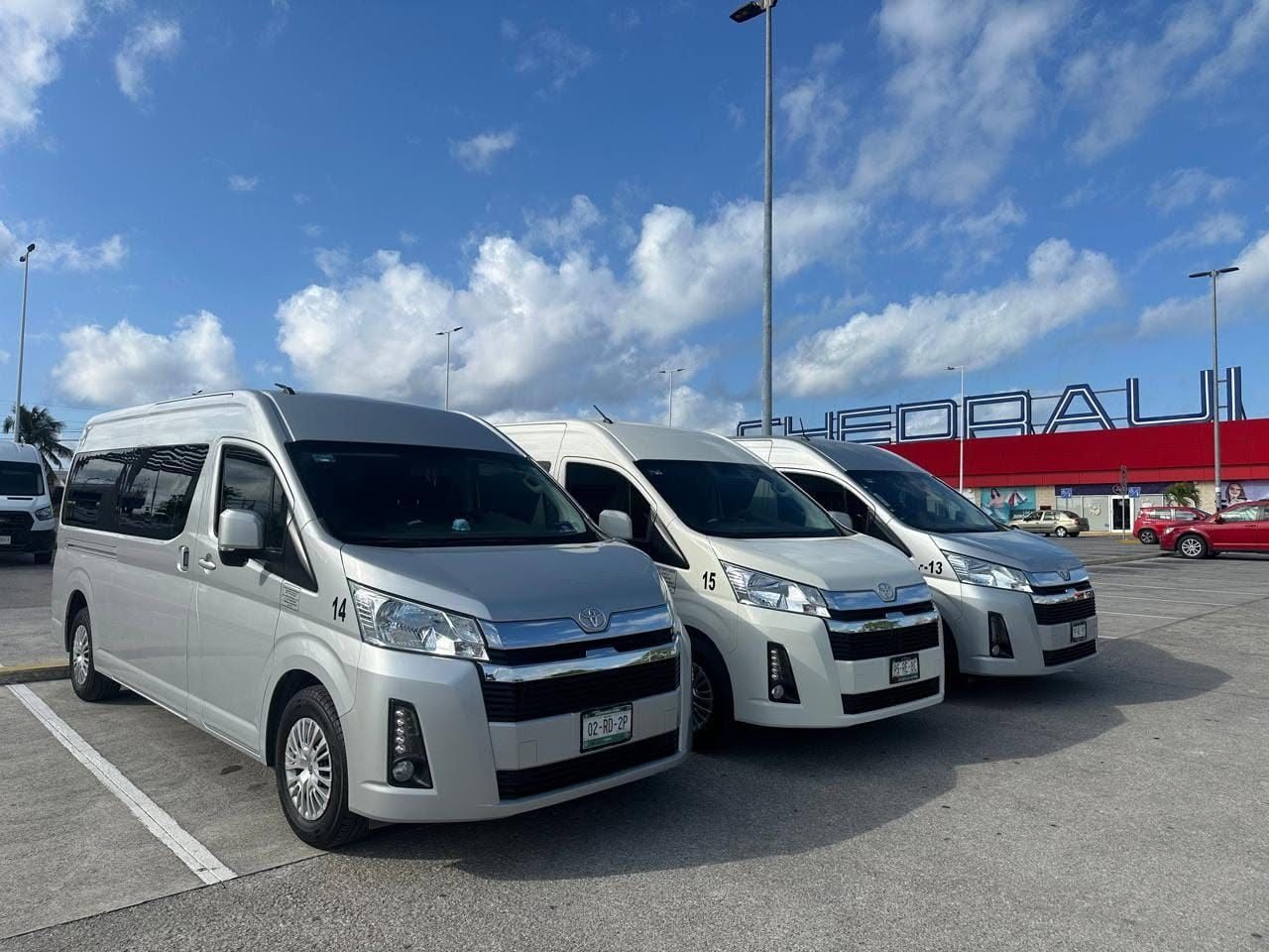 Tres vans Toyota Hiace de Comfort & Safety Transport estacionadas, listas para viajes entre Cancún, Riviera Maya y Tulum
