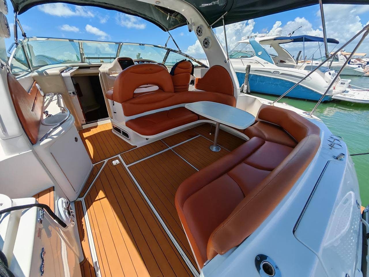 Cubierta del yate privado con sillones y piso de teca en la marina de Cancún